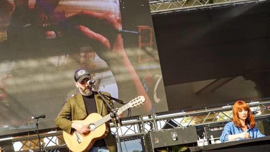 Ramón Rodríguez ( The New Raemon) junto a la ilustradora valenciana Paula Bonet.