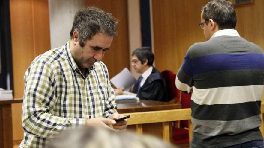 José Manuel Costas, en el banquillo junto a su hermano Jacobo, antes de iniciarse el juicio.  // J. Santomé