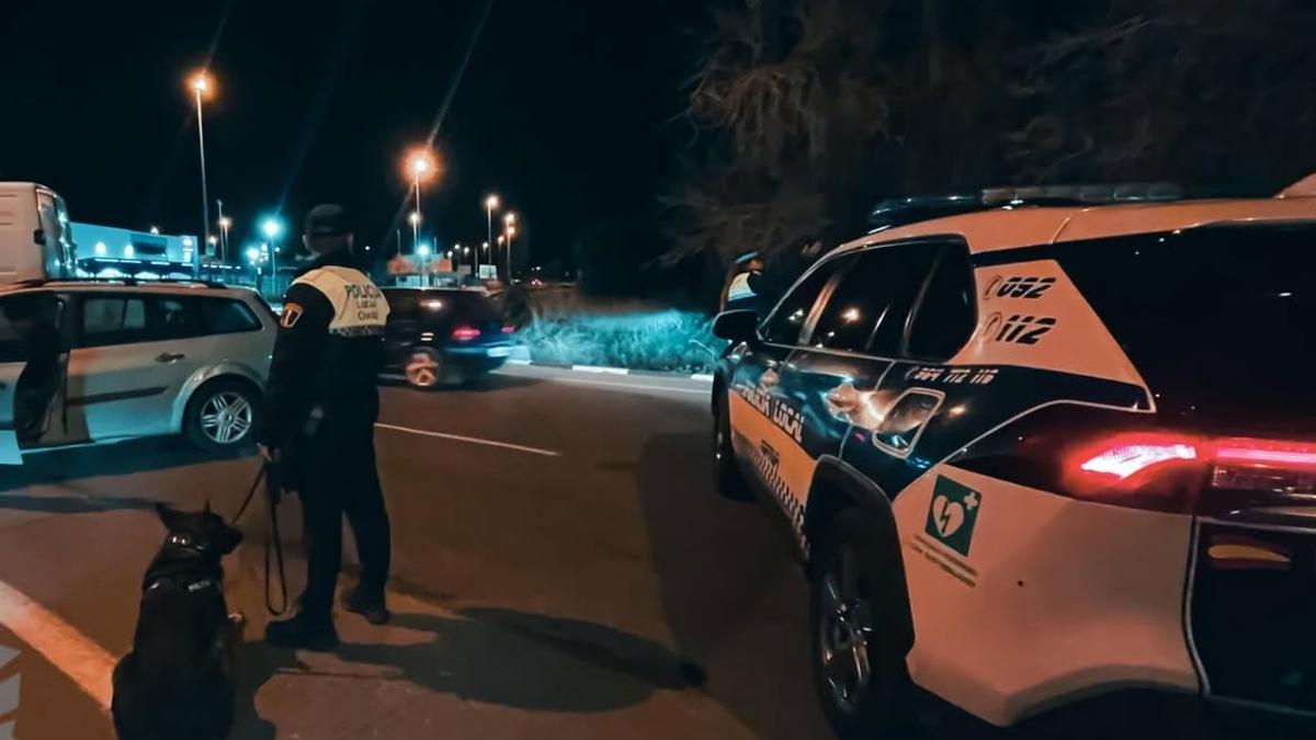 Agentes de la Policía Local de Onda en un control en imagen de archivo.