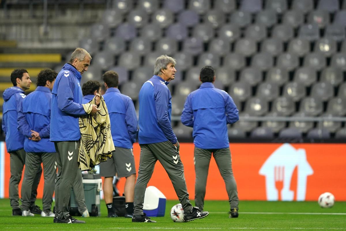 Manuel Pellegrini y su cuerpo técnico durante el entrenamiento del Betis en Braga previo a la ida de cuartos de final de la Europa League