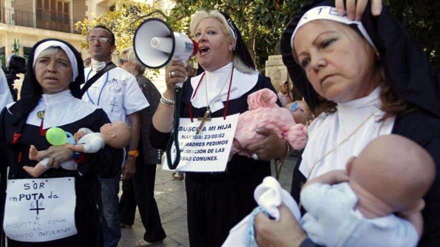 Mujeres disfrazadas de religiosas en una protesta en la Plaza de la Virgen de Valencia contra el robo de bebés, el pasado mayo.
