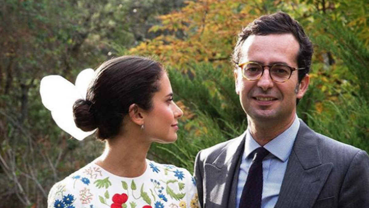 Vestido de novia con bordados de flores de colores, de Navascués