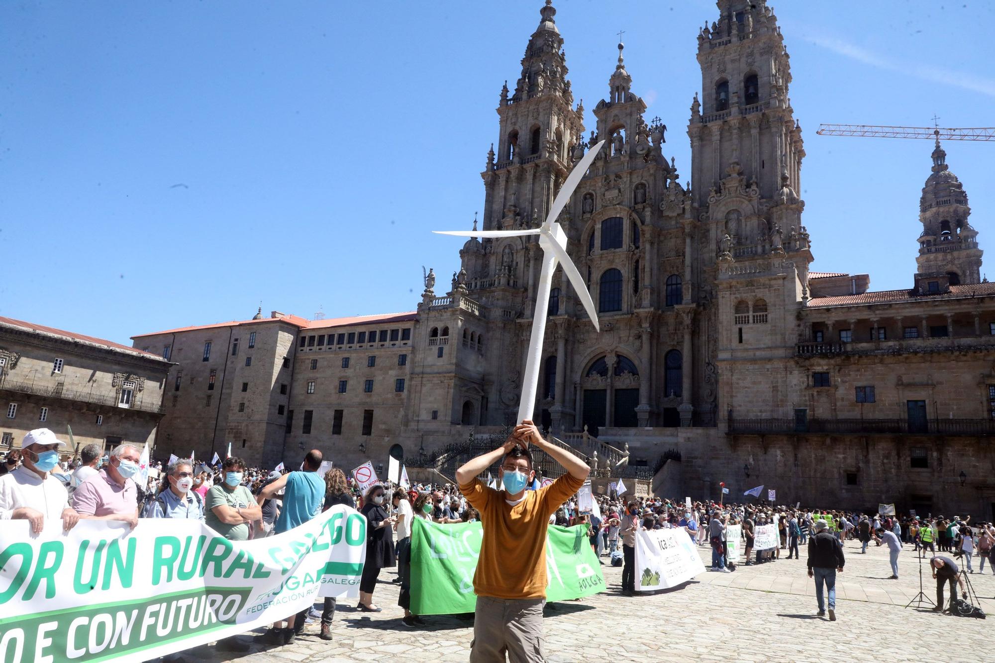 Una multitudinaria marcha recorre Santiago para exigir "un nuevo modelo eólico" y la paralización de proyectos