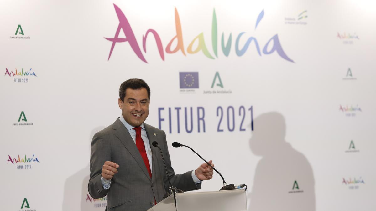 Juanma Moreno en el stand de Andalucía en Fitur, esta semana.