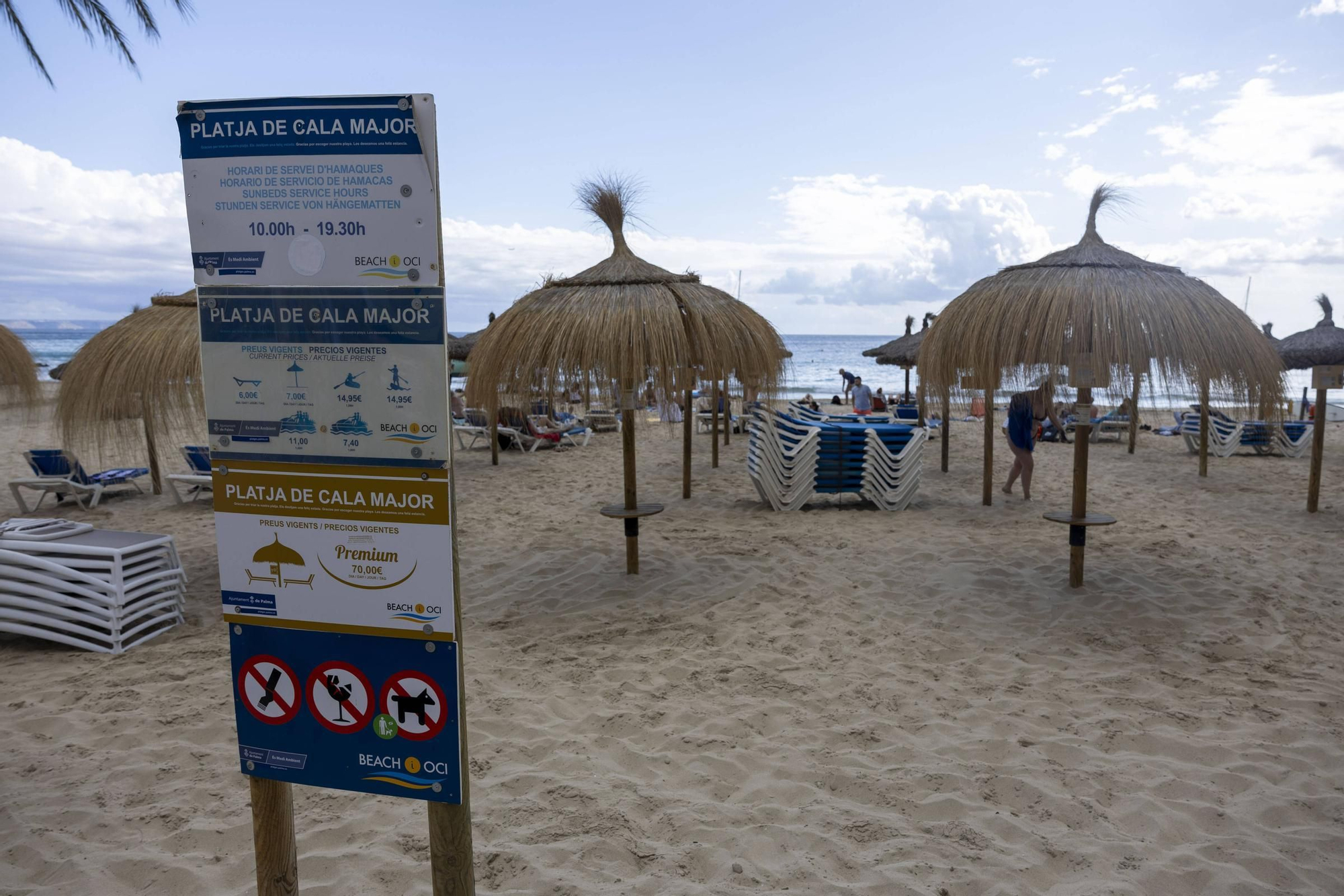 El GOB denuncia a Costas las hamacas ‘premium’ por 70 euros sin autorización de Cala Major