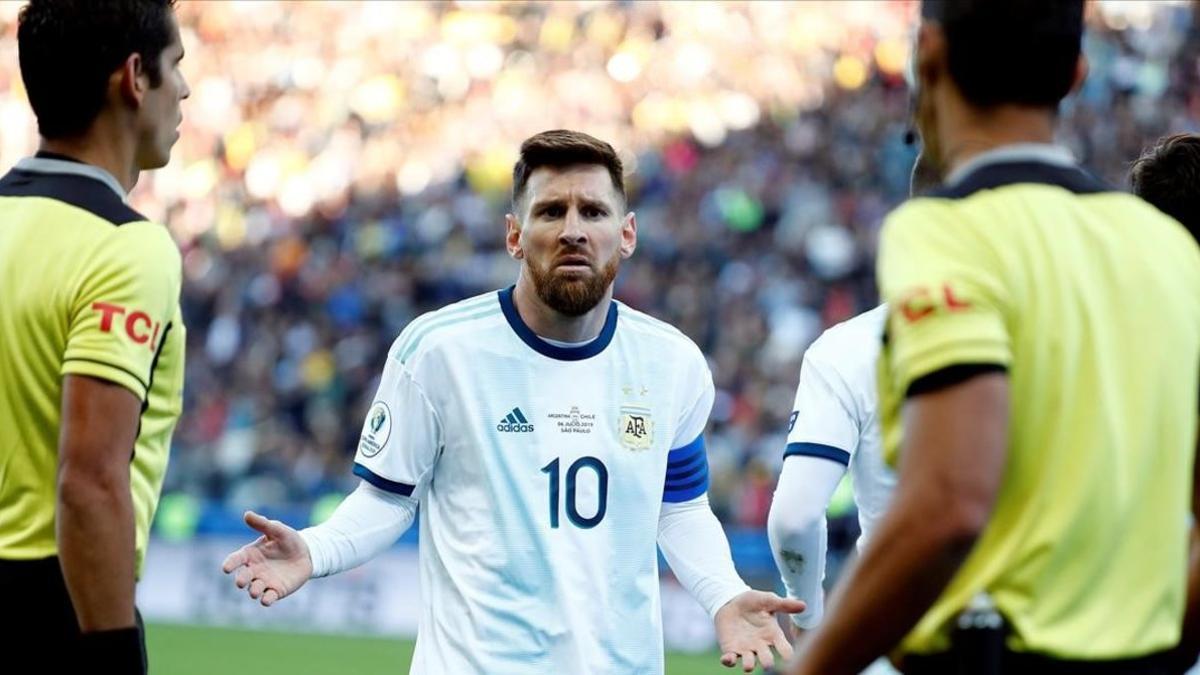 Messi, asombrado, pide explicaciones al árbitro paraguayo Mario Díaz de Vivar tras ser expulsado ante Chile en la semifinal.