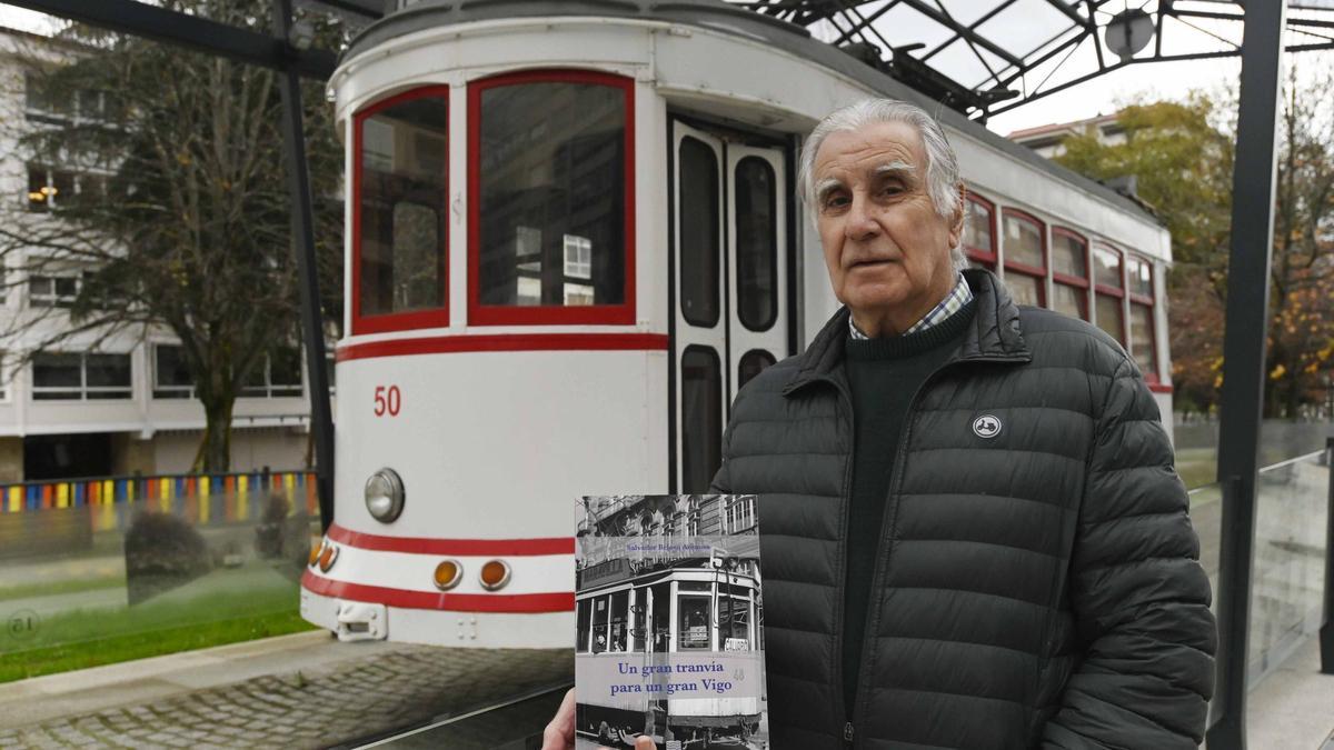Salvador Beloso con su libro junto al homenaje a los tranvías en Castelao.