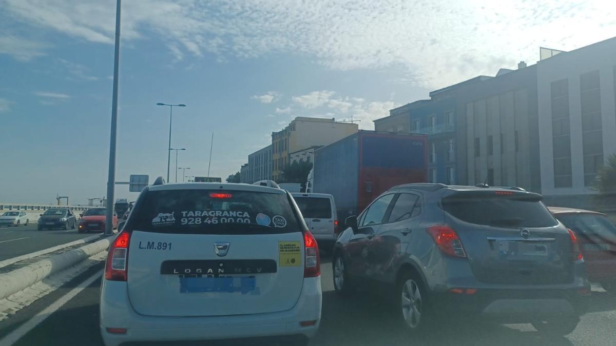 Vía y las carreteras interiores colapsadas