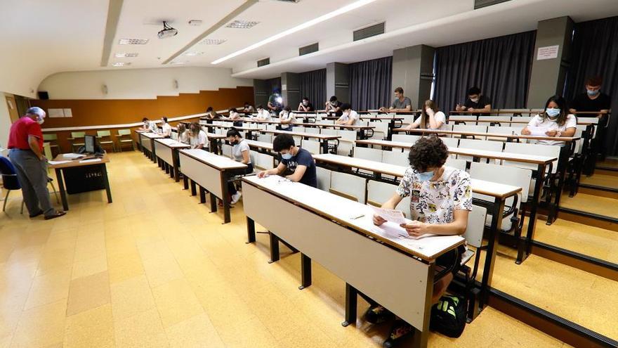 Alumnos realizan sus exámenes de le EBAU en la UMU el pasado julio.