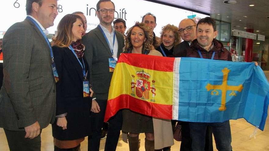 Maroto y Mallada, junto a José Manuel Rodríguez (PP de Mieres), Marisa Freije y Toño del Peño (PP de Aller), este último portando las banderas de España y Asturias.