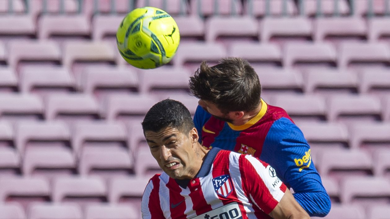 Piqué se anticipa a Luis Suarez de cabeza