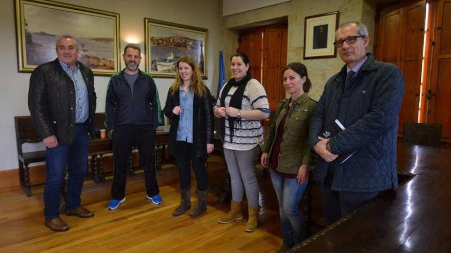 Reunión entre Marga Caldas y Lidia Salgueiro con directores de los centros de enseñanza. // Gustavo Santos