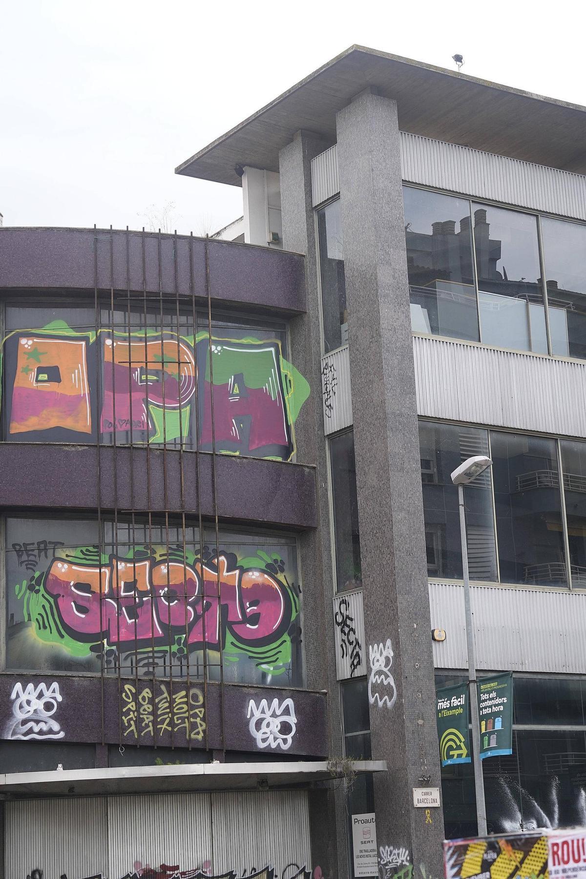 Un detall de la façana de la finca, plena de pintades.