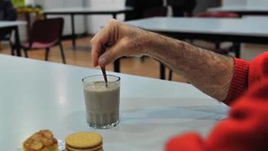 El comedor de Cáritas, ayer, a la hora de la merienda.