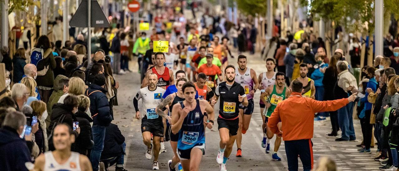 Los corredores llegando a meta, durante la última edición de la &quot;Benidorm Half&quot; celebrada en noviembre