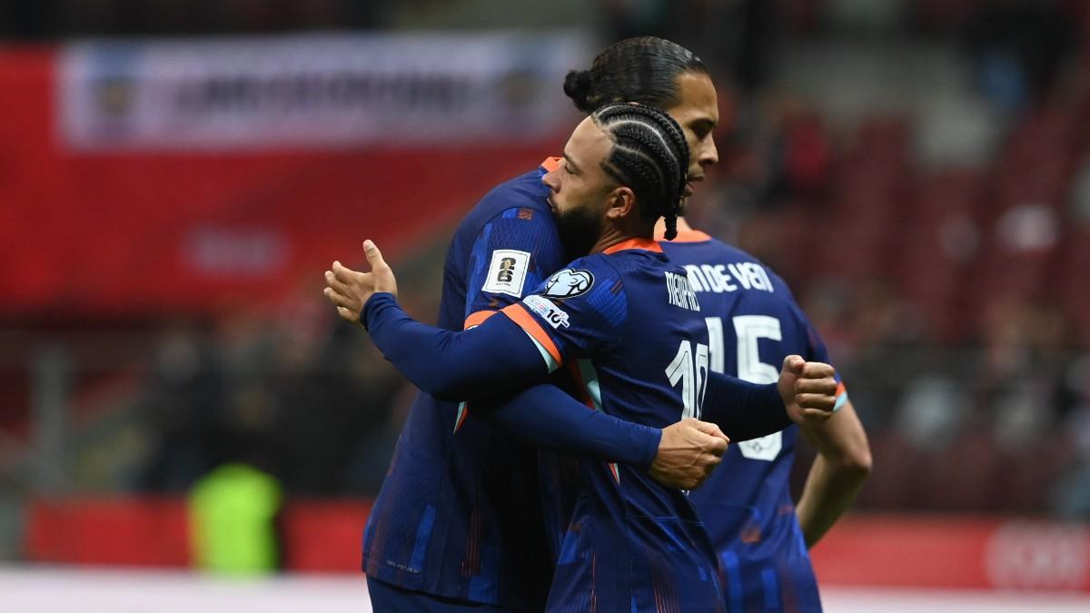 Depay y Van Dijk celebran el gol del empate