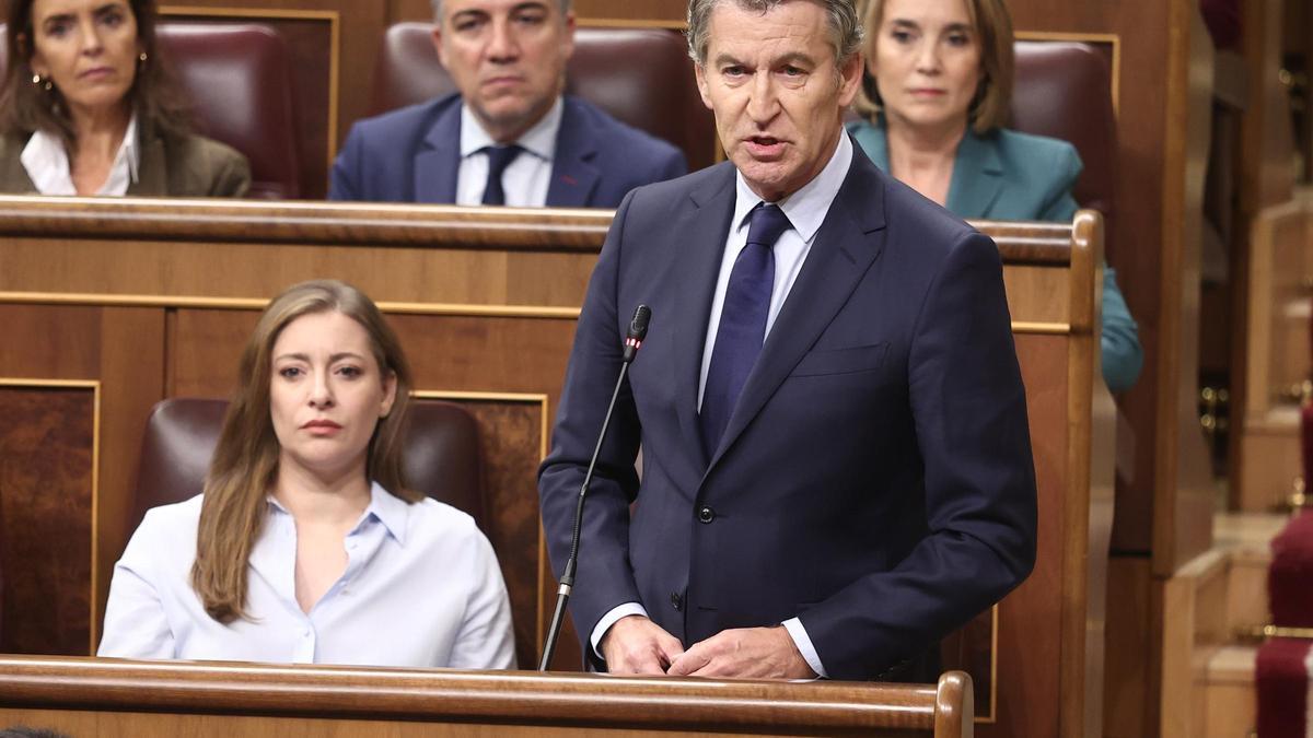 El presidente del Partido Popular, Alberto Núñez Feijóo, interviene durante una sesión de control al Gobierno, en el Congreso de los Diputados, a 19 de noviembre de 2025, en Madrid (España). El Gobierno se enfrenta a una nueva sesión de control en la cáma