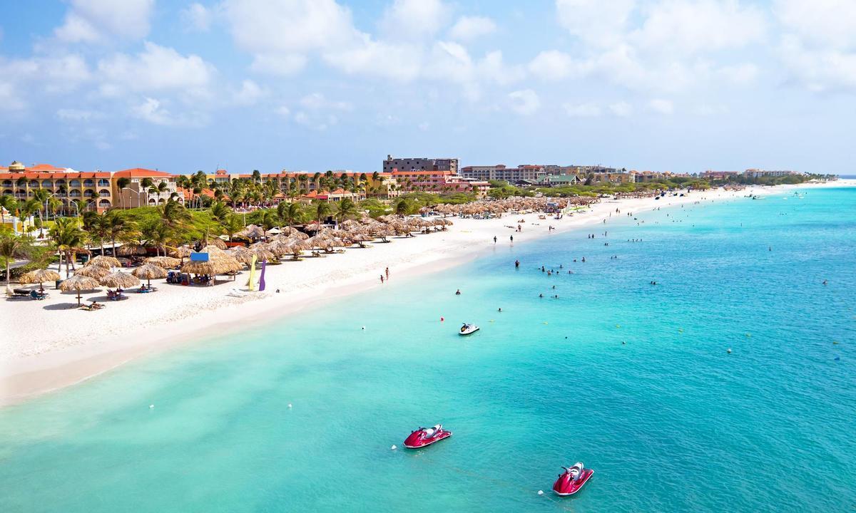La playa de Eagle se encuentra en la isla caribeña de Aruba y más concretamente en Oranjestad. Esta ciudad es famosa por sus numerosas viviendas y resorts que dan a la playa de Eagle que se distingue por su arena blanca y por ser una de las zonas nudistas (la otra está en Beach Baby). Es la quinta playa mejor valorada entre los viajeros. 