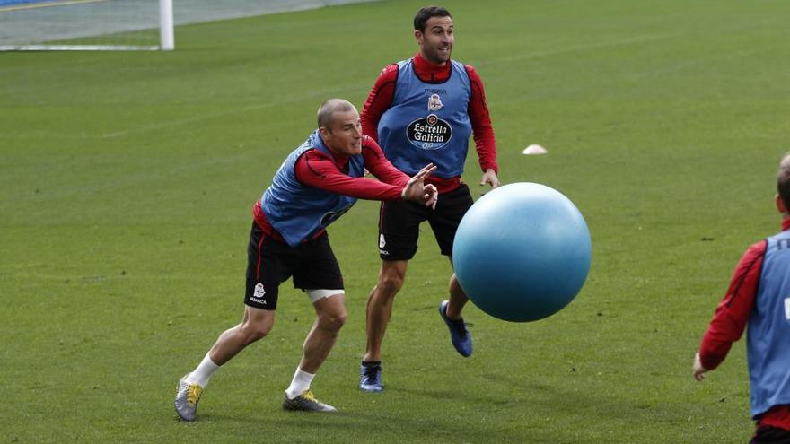 Íñigo López (drcha.), durante un entrenamiento con el Deportivo. // Casteleiro/Roller Agencia