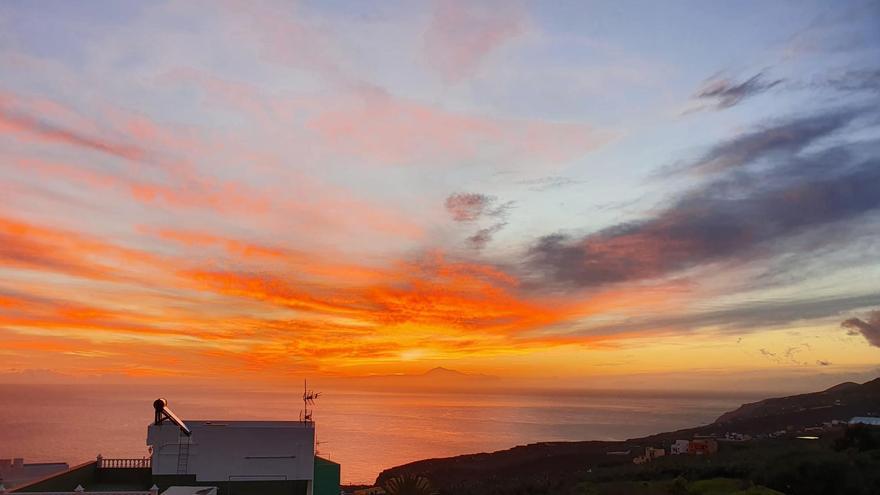 Amanecer en La Palma con el Teide de fondo.