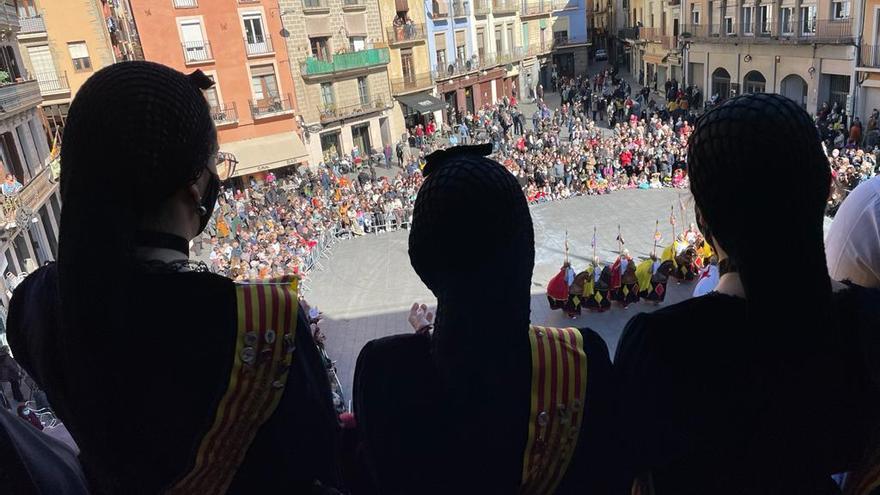 Vista de la ballada de la imatgeria des d&#039;un balcó de l&#039;ajuntament amb les tres pubilles en primer terme