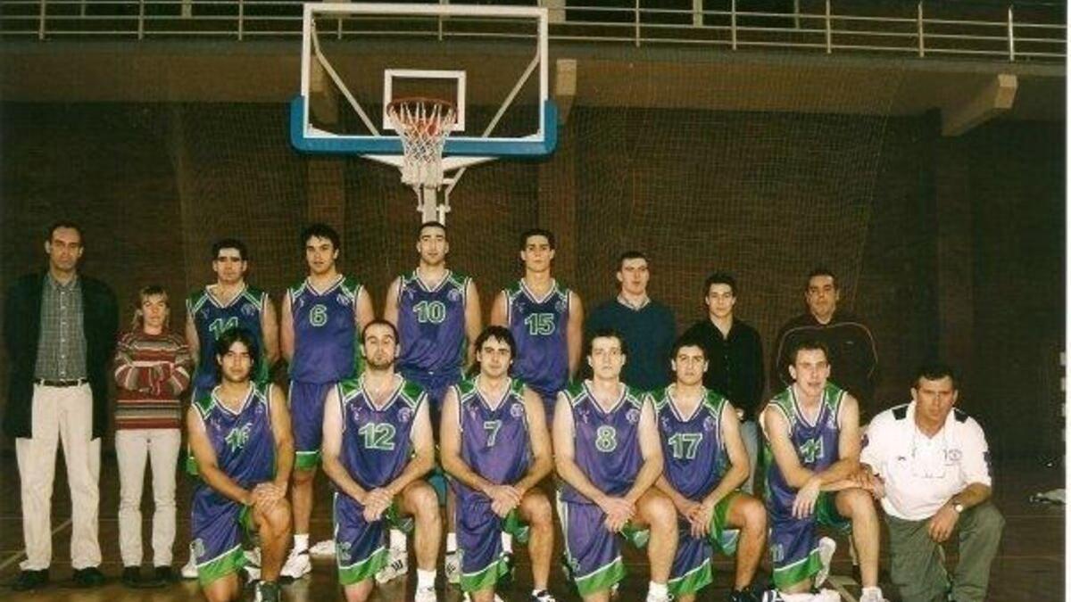 Ion Aramendi con su equipo de baloncesto