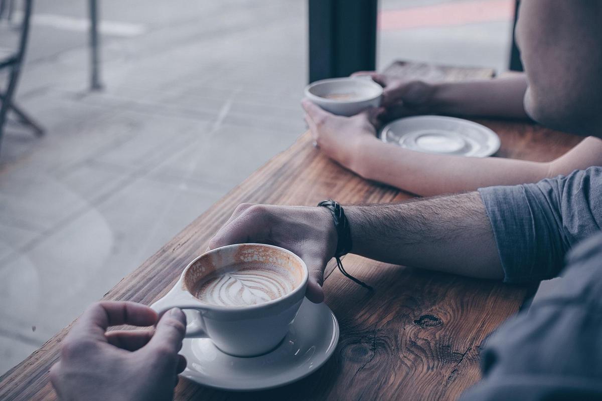 Un hombre se bebe un café en una imagen de archivo