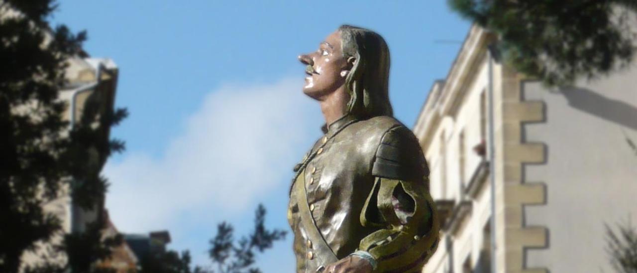 Estatua de homenaje a Cyrano de Bergerac.