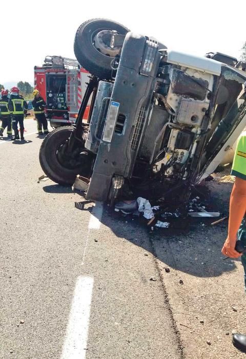 Un camionero de 35 años muere al volcar una hormigonera en Porreres