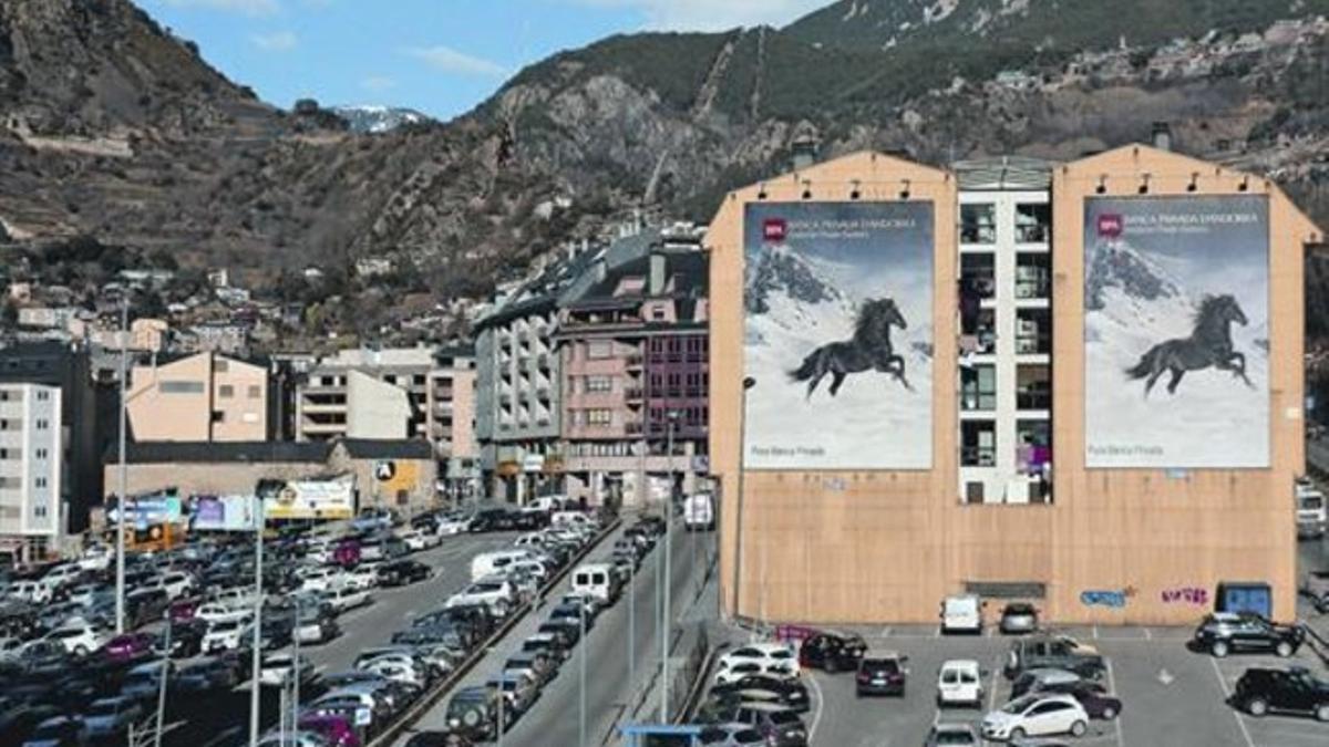 Edificio en el centro de Andorra con publicidad de la intervenida BPA