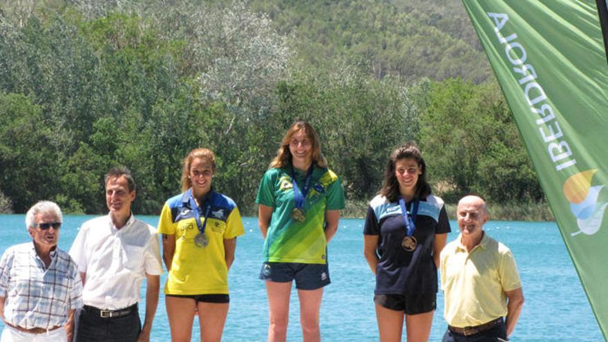 El podio del Campeonato de España de Bañolas, con Paula Ruiz en lo más alto y escoltada por María de Valdés y Judith Navarro.