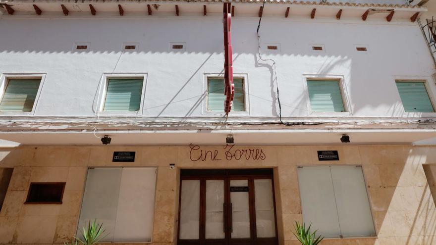 Fachada del Cine Torres, en el núcleo urbano de Sant Antoni.