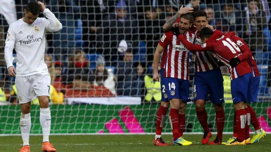 Los jugadores del Atlético de Madrid celebran el gol mientras Cristiano baja la cabeza. // Efe