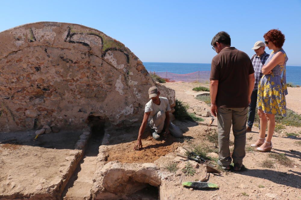 Visita de técnicos y ediles del gobierno local a la excavación del refugio