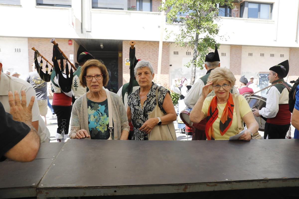 Santullano dice adiós a las fiestas de Santa Filomena con el reparto de 4.200 bollos preñaos en Oviedo, en imágenes