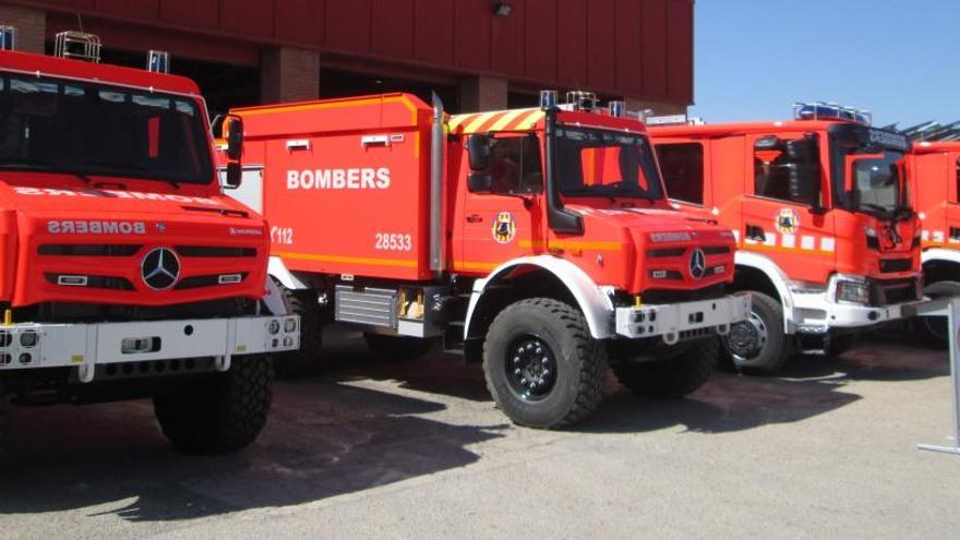 Camiones de bomberos del consorcio provincial.