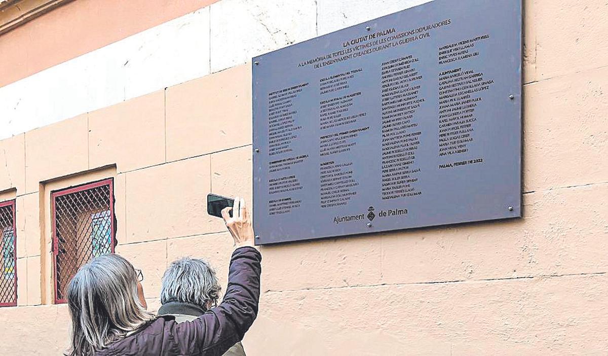 Placa en la plaza del Tubo en recuerdo de los docentes depurados.