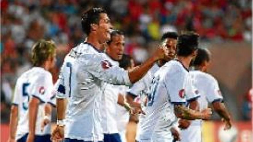 Cristiano celebra el seu tercer gol, ahir a la tarda contra Armènia
