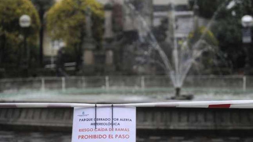 Aviso de un parque cerrado por el mal tiempo en A Coruña. / carlos pardellas