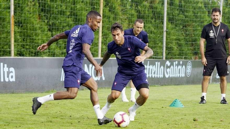 Claudio Beauvue trata de superar a Hugo Mallo durante el entrenamiento de ayer en A Madroa. // M. G. Brea