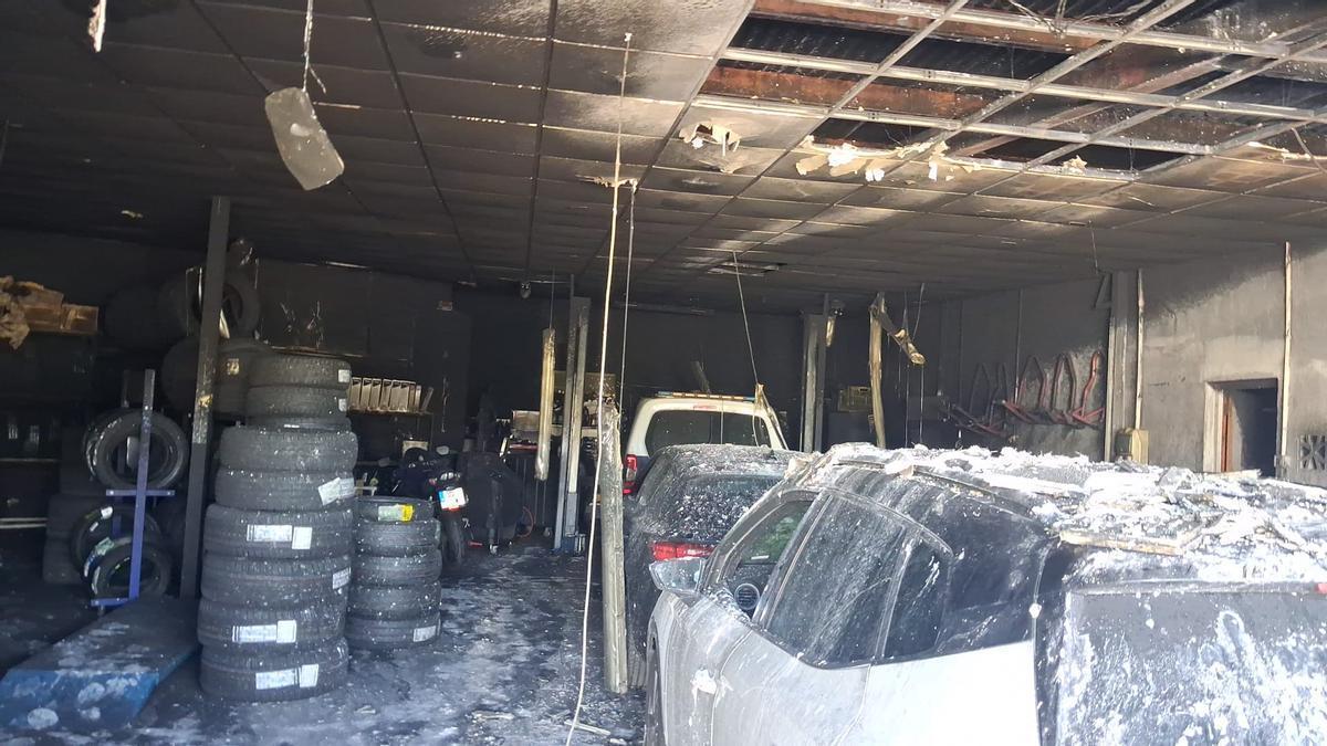 Estado del habitáculo donde el SPPLB denuncia que se ha incendiado un vehículo de Atestados.