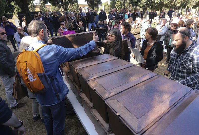 Entrega de los restos de los fusilados por el franquismo a sus familiares, en Paterna