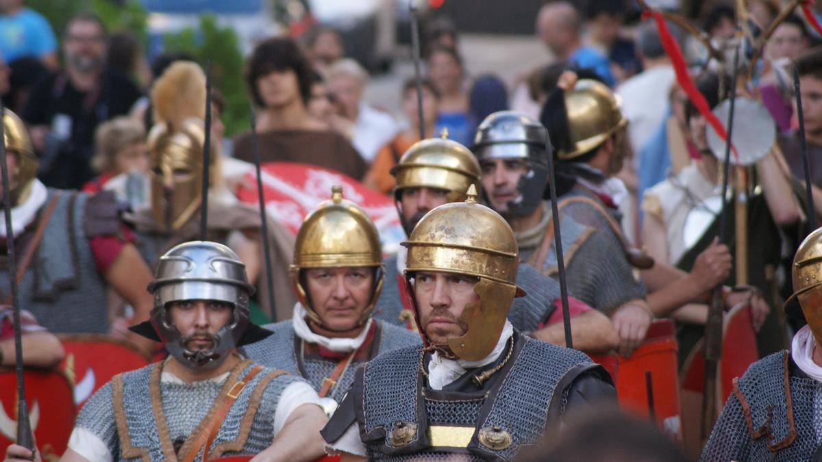 Soldados romanos desfilando por las calles de Mérida.