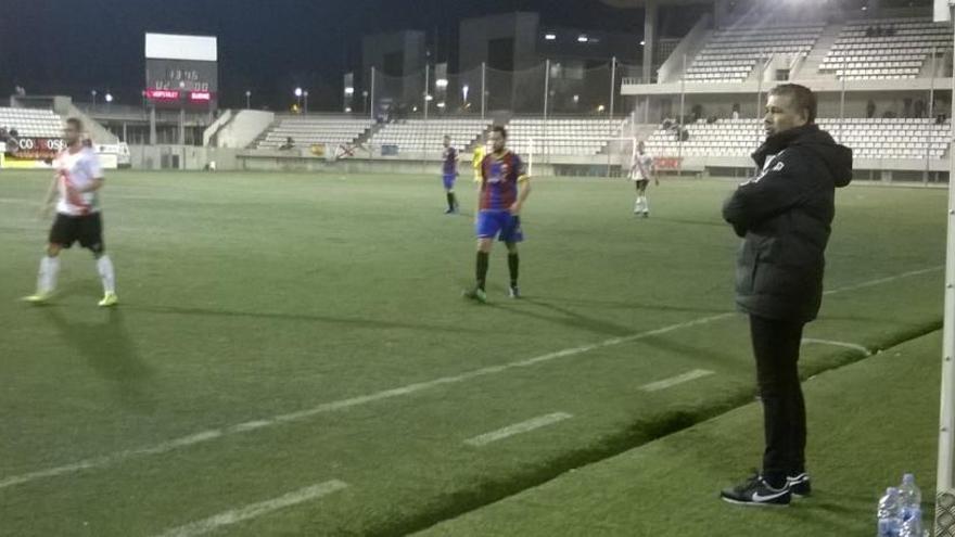 Mario Barrera observa a su equipo en Hospitalet.