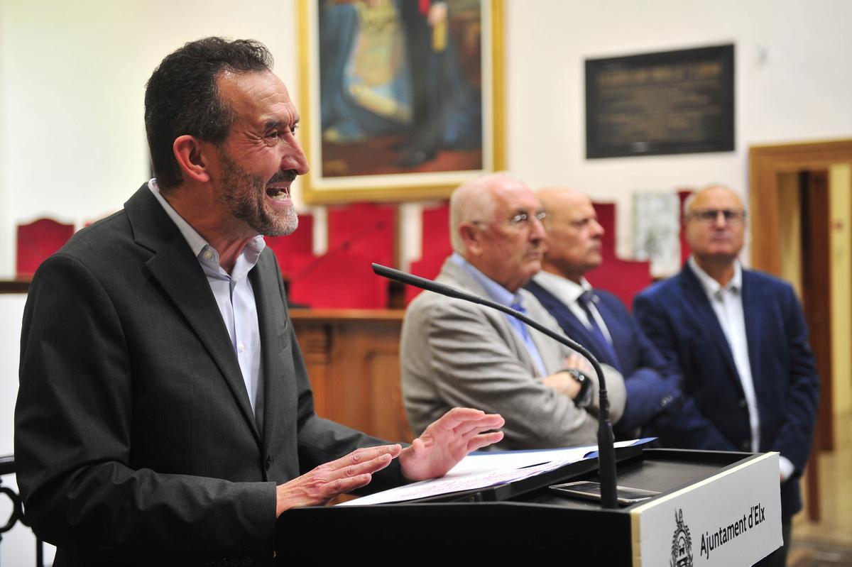 Gambín presenta su libro del Centenario del Elche rodeado de leyendas y expresidentes Gambín presenta su libro del Centenario del Elche rodeado de leyendas y expresidentes