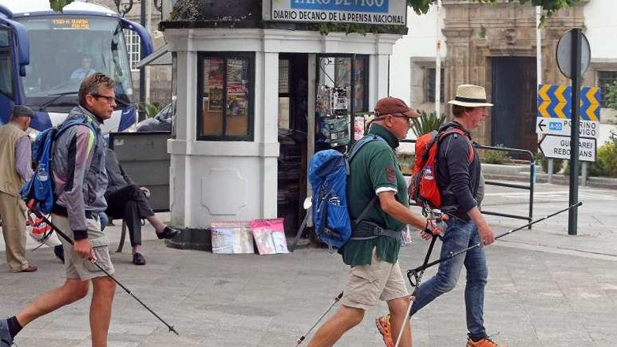 Unos peregrinos en la ciudad de Tui. // Marta G. Brea