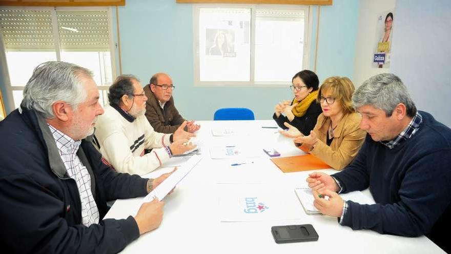 La reunión de los afectados por las listas de espera de O Salnés con representantes del BNG. // Iñaki Abella