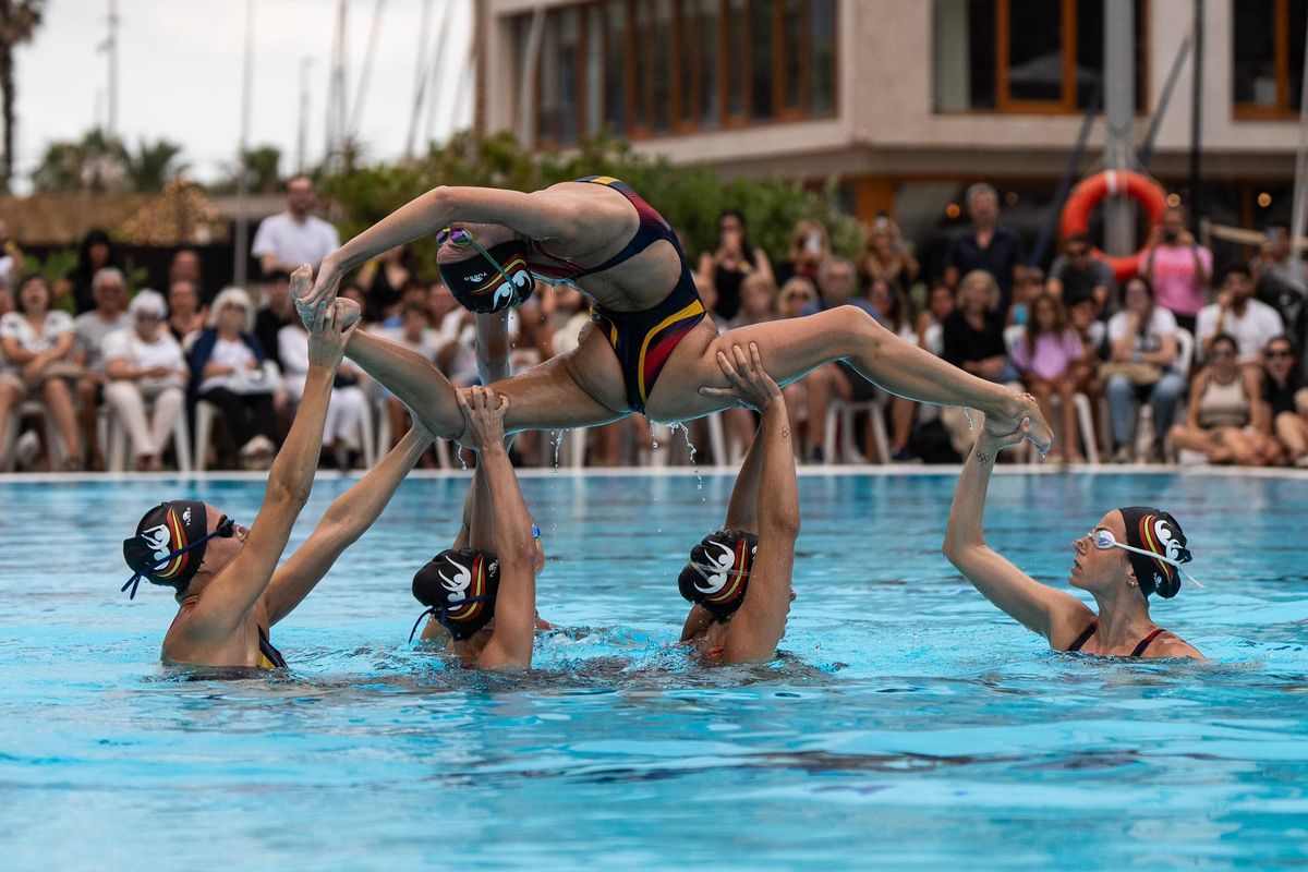El equipo de natación artística presenta su rutina para el mundial de Singapur