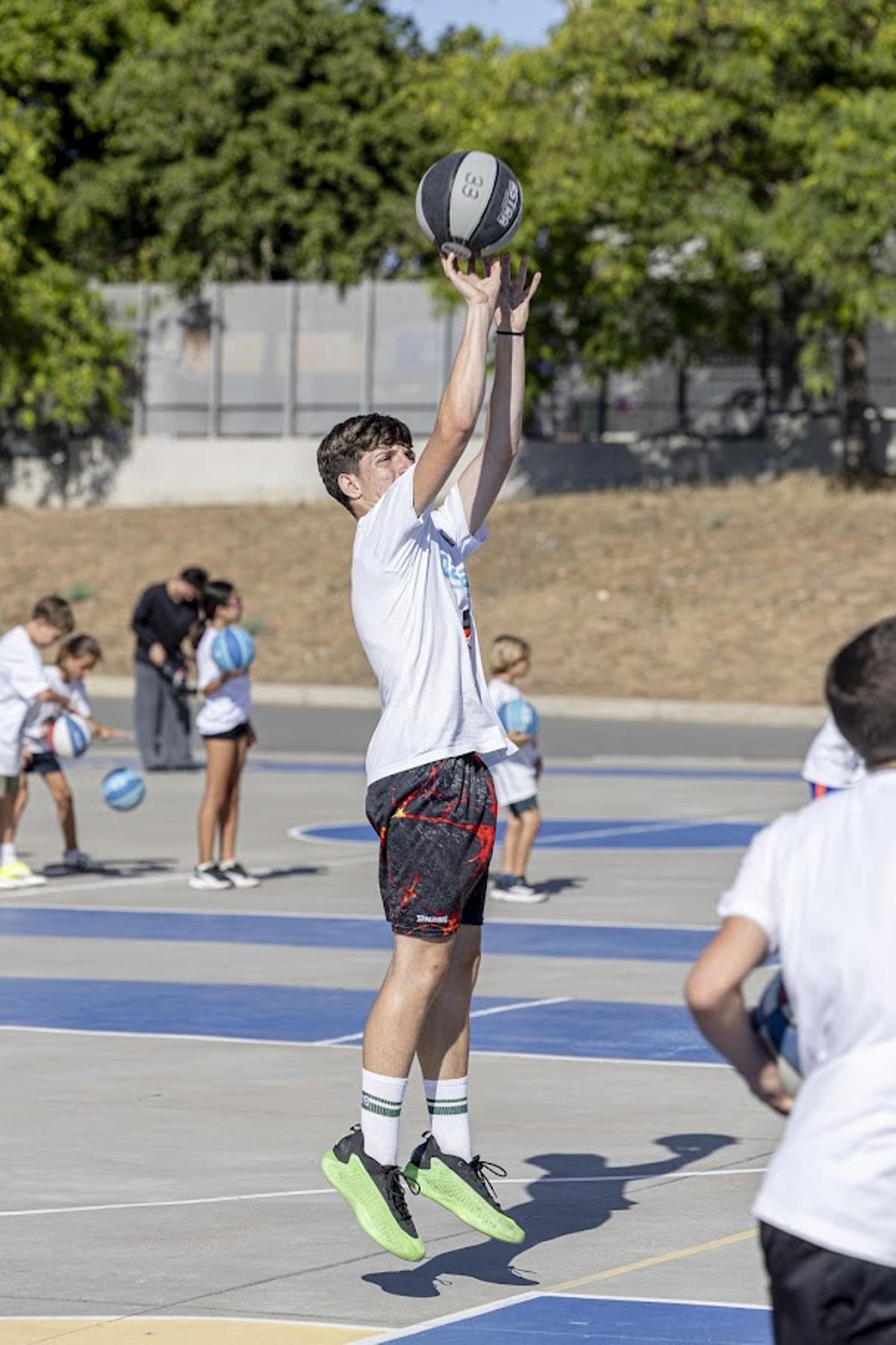 El XI Clínic de Verano de Baloncesto Canaluz vivió una de sus jornadas más especiales al compartir pista con los integrantes de la Asociación Felices con Narices