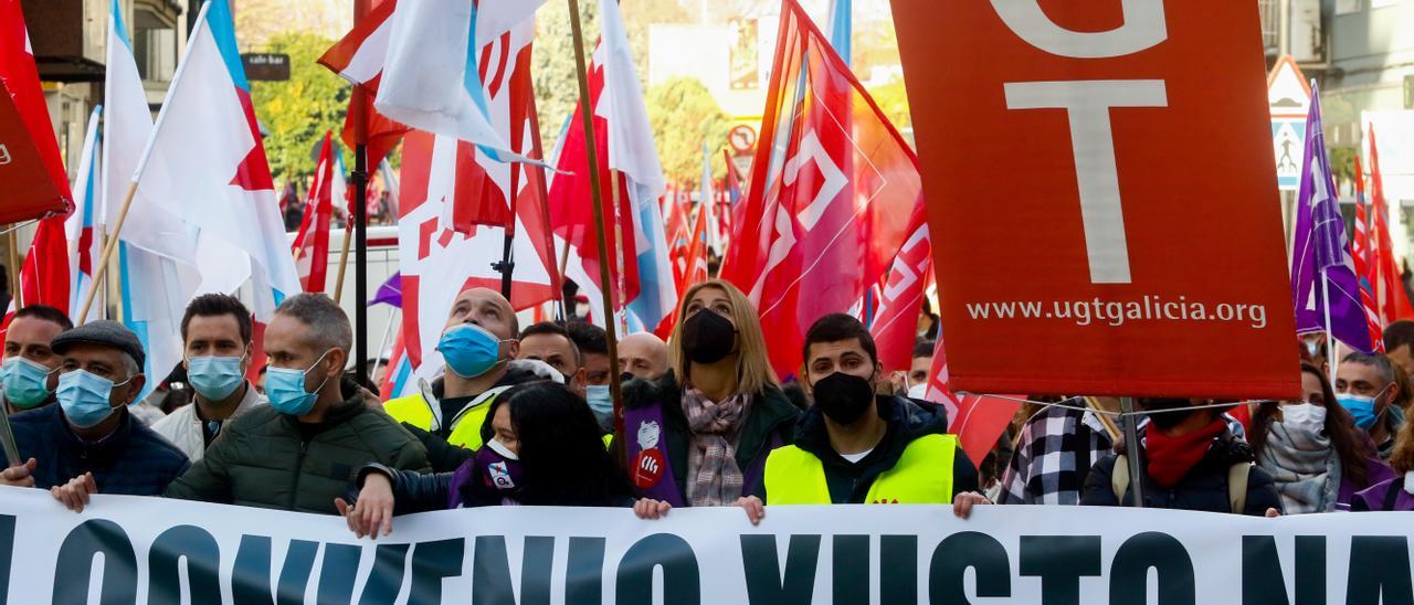 Una protesta de CIG, UGT y CC OO en defensa de un &quot;convenio digno&quot; para la conserva.